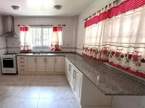 Casa en Venta con 2 cocheras