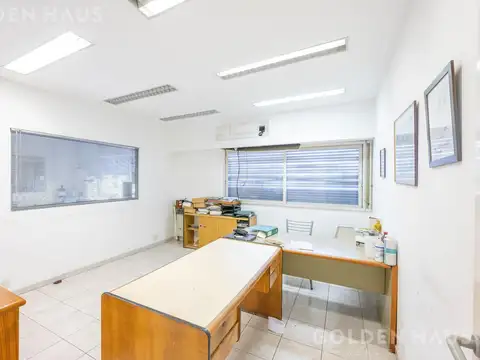 Oficina 10 ambientes con 3 baños