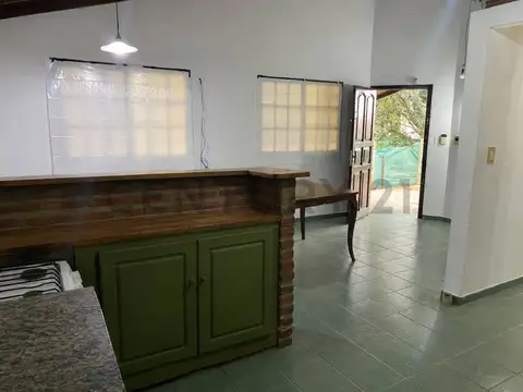 136 Y 440 - CASA EN VENTA DE  2 DORMITORIOS Y PARQUE