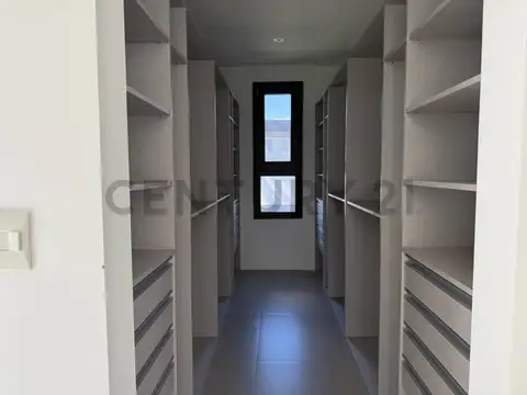 Casa 8 ambientes con 4 baños