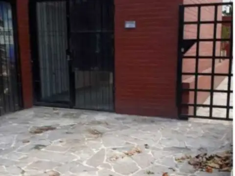 Venta Local comercial Reciclado. Con renta. Falucho y Arenales. 