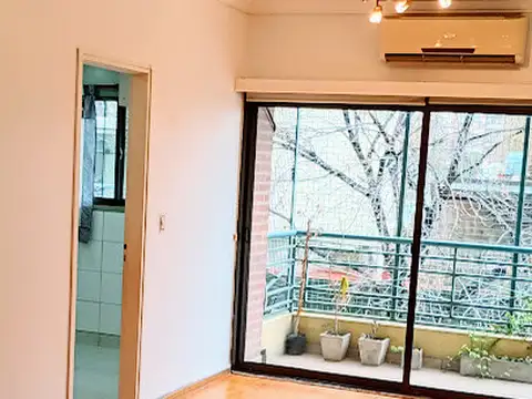 3 ambientes al frente con cochera fija y balcon