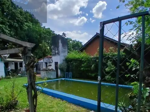 Venta de casa de 4 ambientes con parque, piscina y cocheras en Parque Leloir