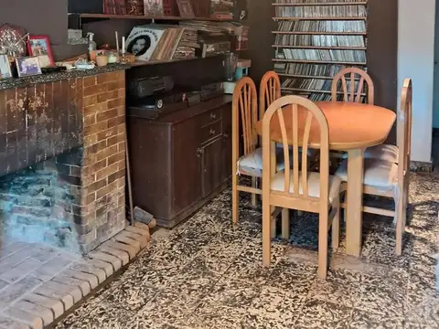 Casa con pileta + terreno con 3 departamentos