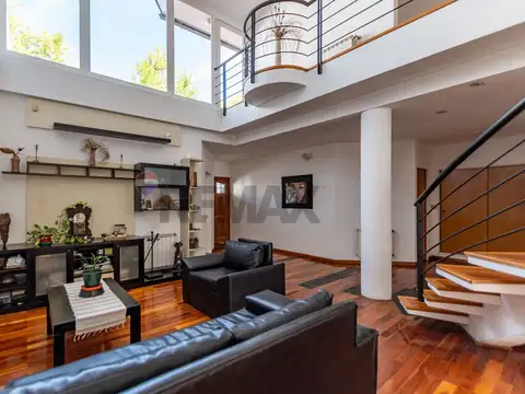Casa en Venta con 2 cocheras