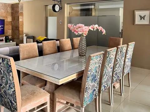 Casa 9 ambientes con 2 baños