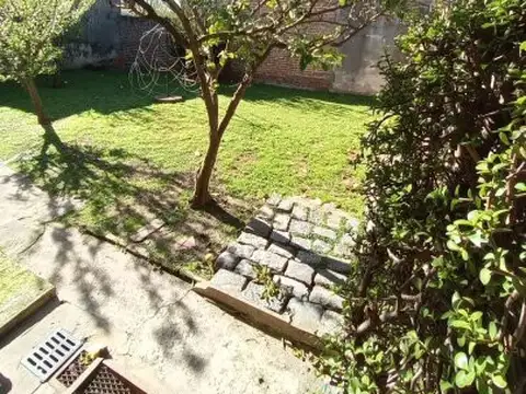 CASA A REFACCIONAR VENTA 3 AMBIENTES CON JARDÍN Y COCHERA 2 AUTOS EN HUDSON