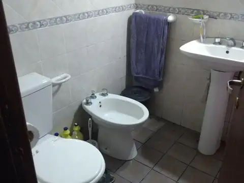 Chalet 4 amb con garage y Dto 3 amb. con amplio parque.
