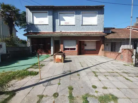 Chalet 4 amb con garage y Dto 3 amb. con amplio parque.