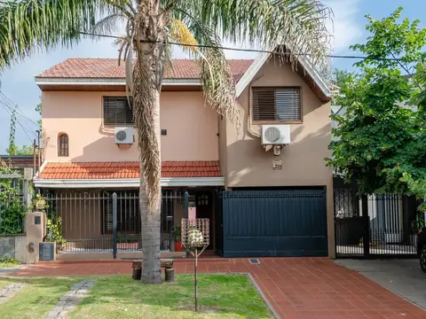 Venta  casa 4 ambientes en Temperley con pileta y cochera