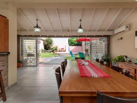 Casa de 4 ambientes con cochera y piscina en Temperley Este