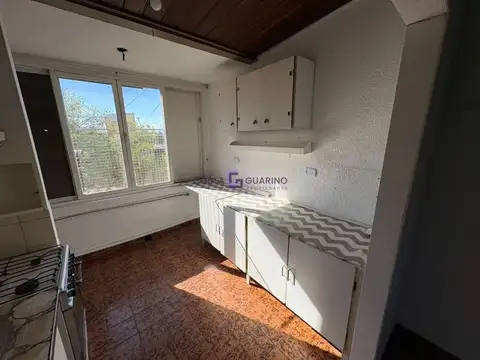 Departamento de 3 ambientes en segundo piso al frente