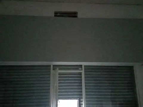 LOCAL CON 2 VIDRIERAS y entrepiso