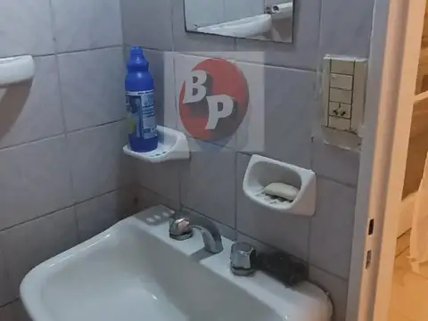 LINDO DEPTO DE 1½ AMB. LATERAL C/PATIO PROPIO SOBRE AV.