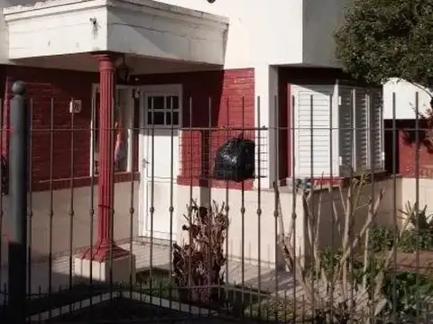 Casa con galpón en venta - 3 dormitorios 3 baños - 500mts2 totales - San Nicolas De Los Arroyos