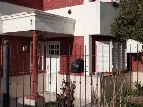 Casa con galpón en venta - 3 dormitorios 3 baños - 500mts2 totales - San Nicolas De Los Arroyos