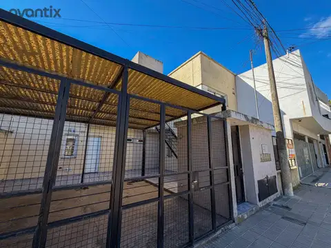 Departamento en venta de un dormitorio, cochera y doble patio