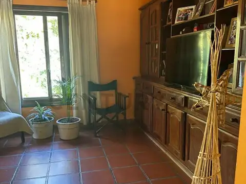 Casa 6 ambientes con 2 baños