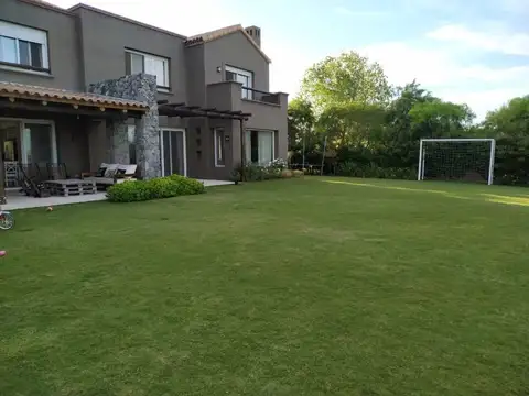 Casa 8 ambientes con 4 baños