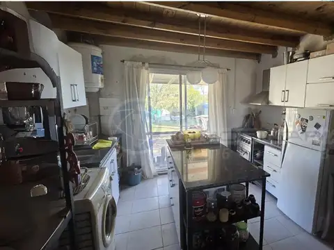 CASA EN ESQUINA. ACEPTA PERMUTA POR CASA EN BUENOS AIRES.