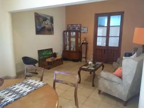 Casa venta - 4 dormitorios - 1 baño - 1 Cochera - 180mts2 totales - Las Flores