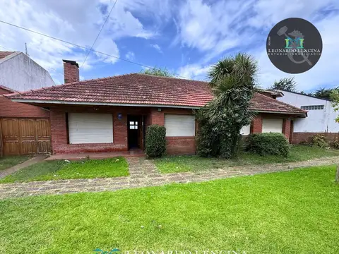 CASA 4 AMB. CON QUINCHO - 2 COCHERAS Y PARQUE -