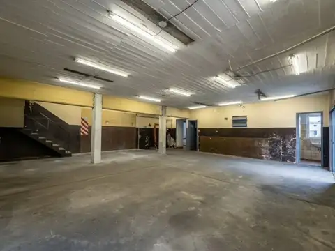 LOCAL ESQUINA COMERCIAL SOBRE AV. ILLIA | 367 m² Cubiertos | Local + Oficinas + Depósito