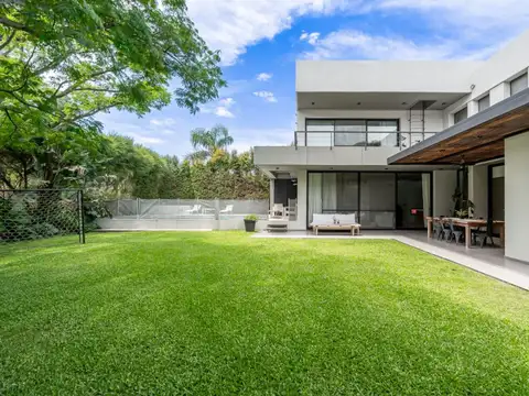 Casa 6 ambientes con 2 baños