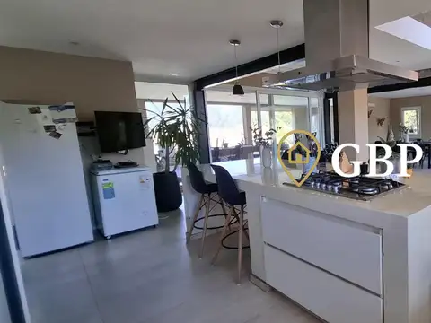 Casa en Venta con 3 cocheras