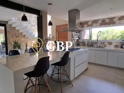 Casa 4 ambientes con 4 baños