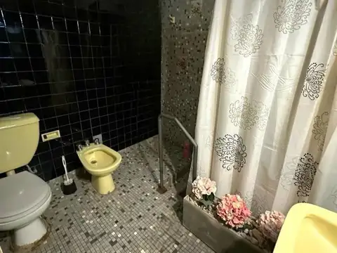 Casa en venta, excelente ubicación con locales al frente