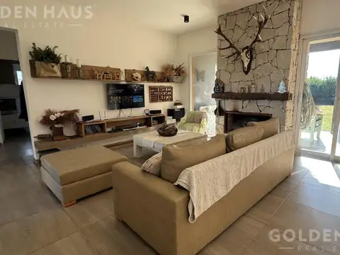 Casa 4 ambientes con 2 baños