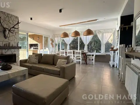 Casa en Venta con 2 cocheras