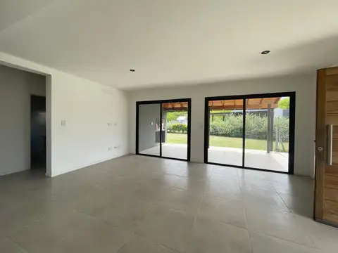 Casa 4 ambientes con 2 baños