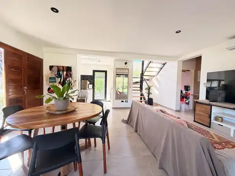 Casa 4 ambientes con 2 baños