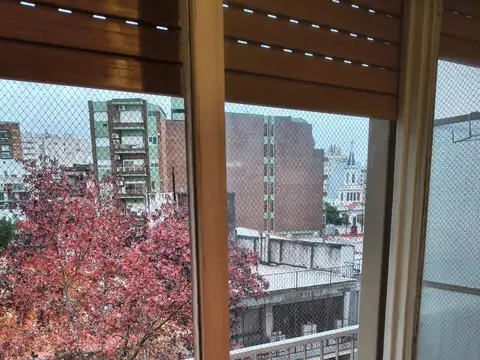 LINDO 2 AMBIENTES AL FRENTE CON BALCON