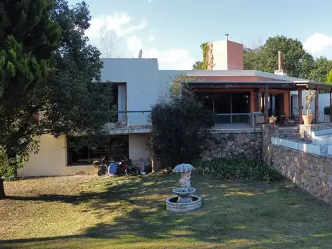 Casa de categoría 4 dorm Barrio Privado Causana 