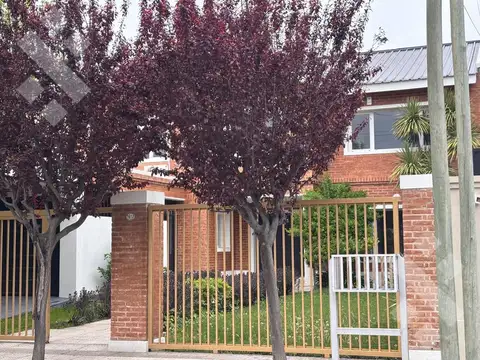 Casa 11 ambientes con 4 baños