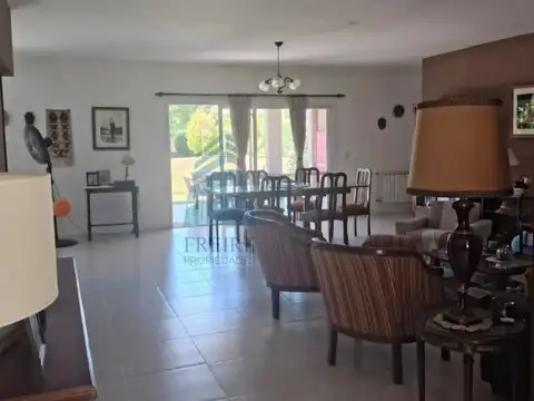 Casa 5 ambientes con 3 baños