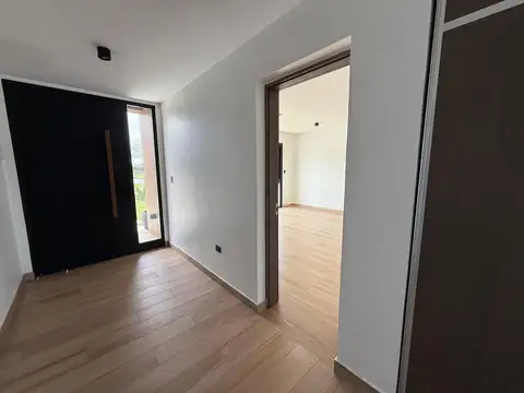Casa 8 ambientes con 7 baños