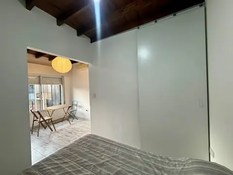 Monoambiente con parrilla y entrada para auto