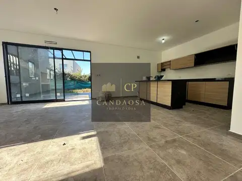 Casa en Venta con 3 cocheras