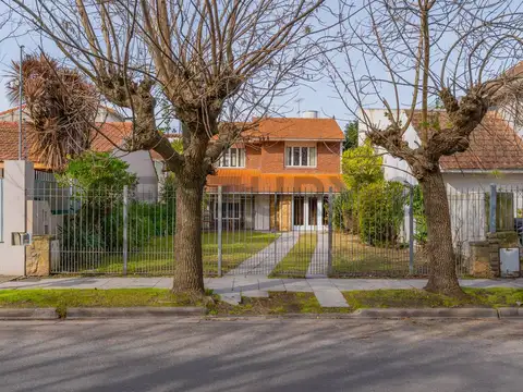 VENTA CASA DE 4 AMBIENTES CON PARQUE Y COCHERA