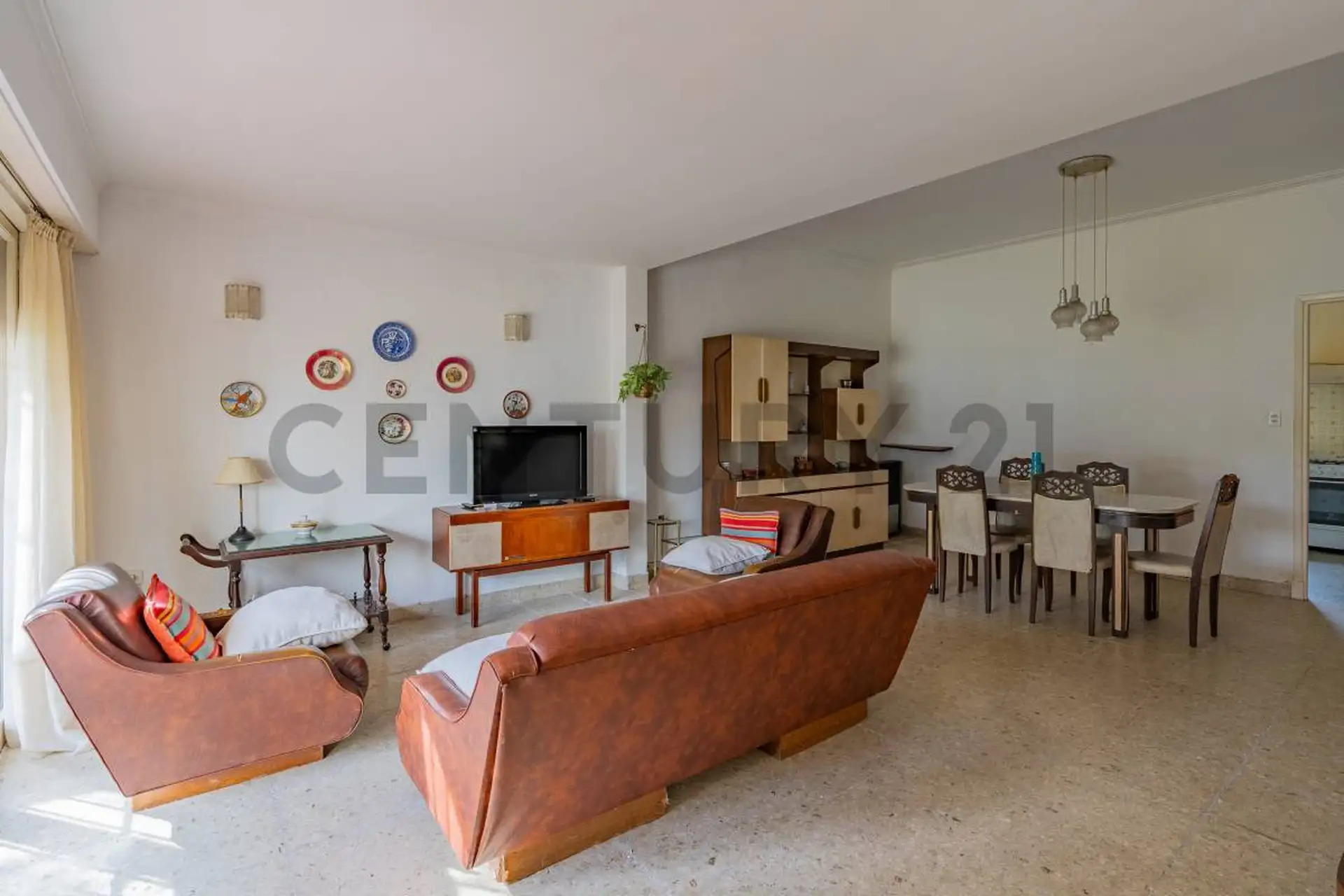 VENTA CASA DE 4 AMBIENTES CON PARQUE Y COCHERA