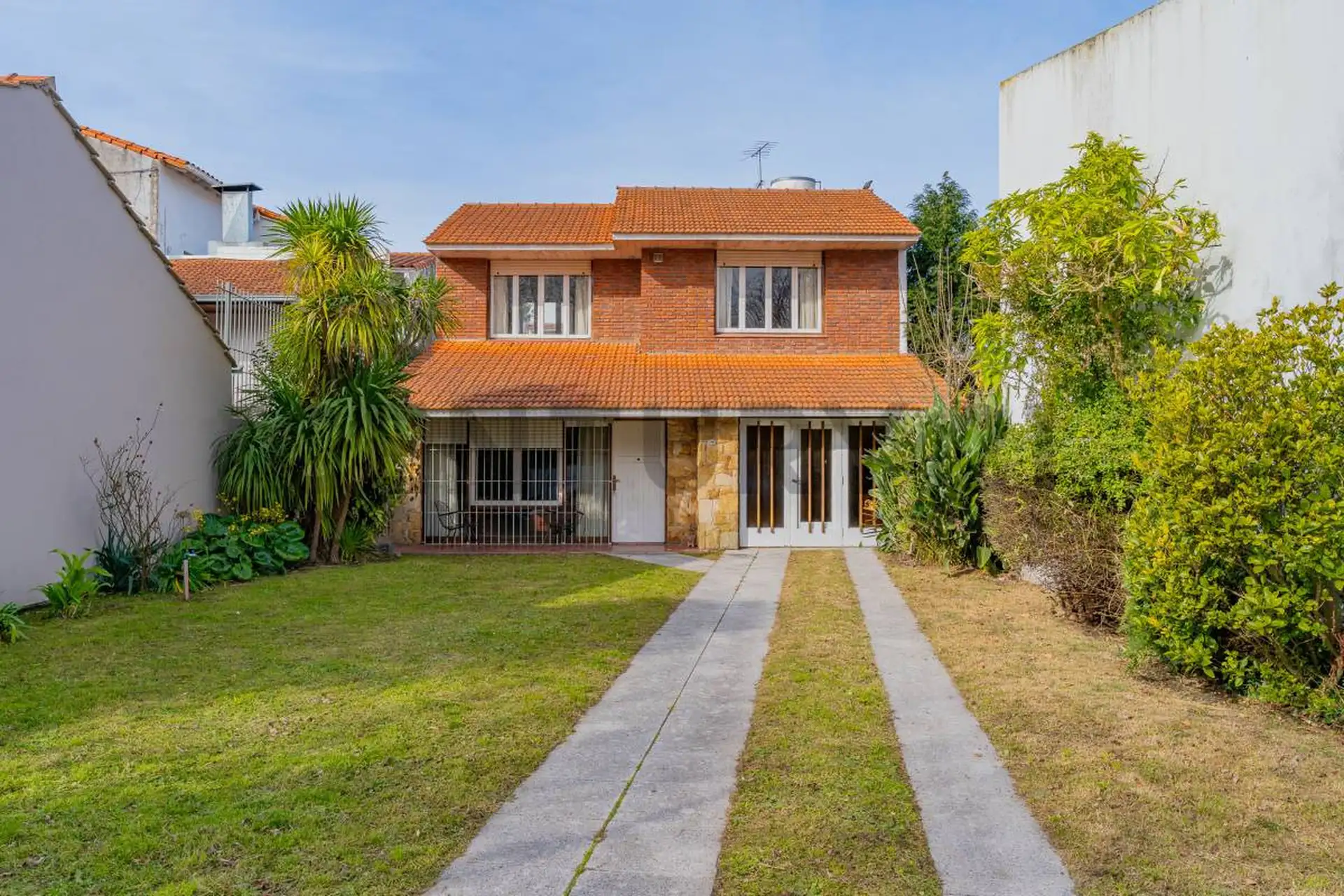 VENTA CASA DE 4 AMBIENTES CON PARQUE Y COCHERA