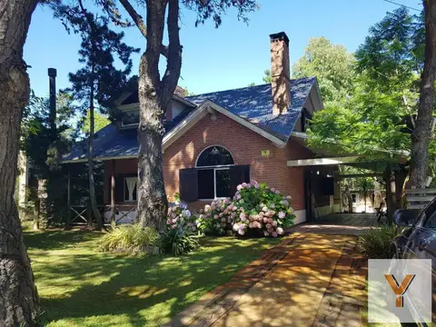 Casa venta 5 dormitorios 2 baños 1 cochera 700 mts2 totales - Costa Del Este