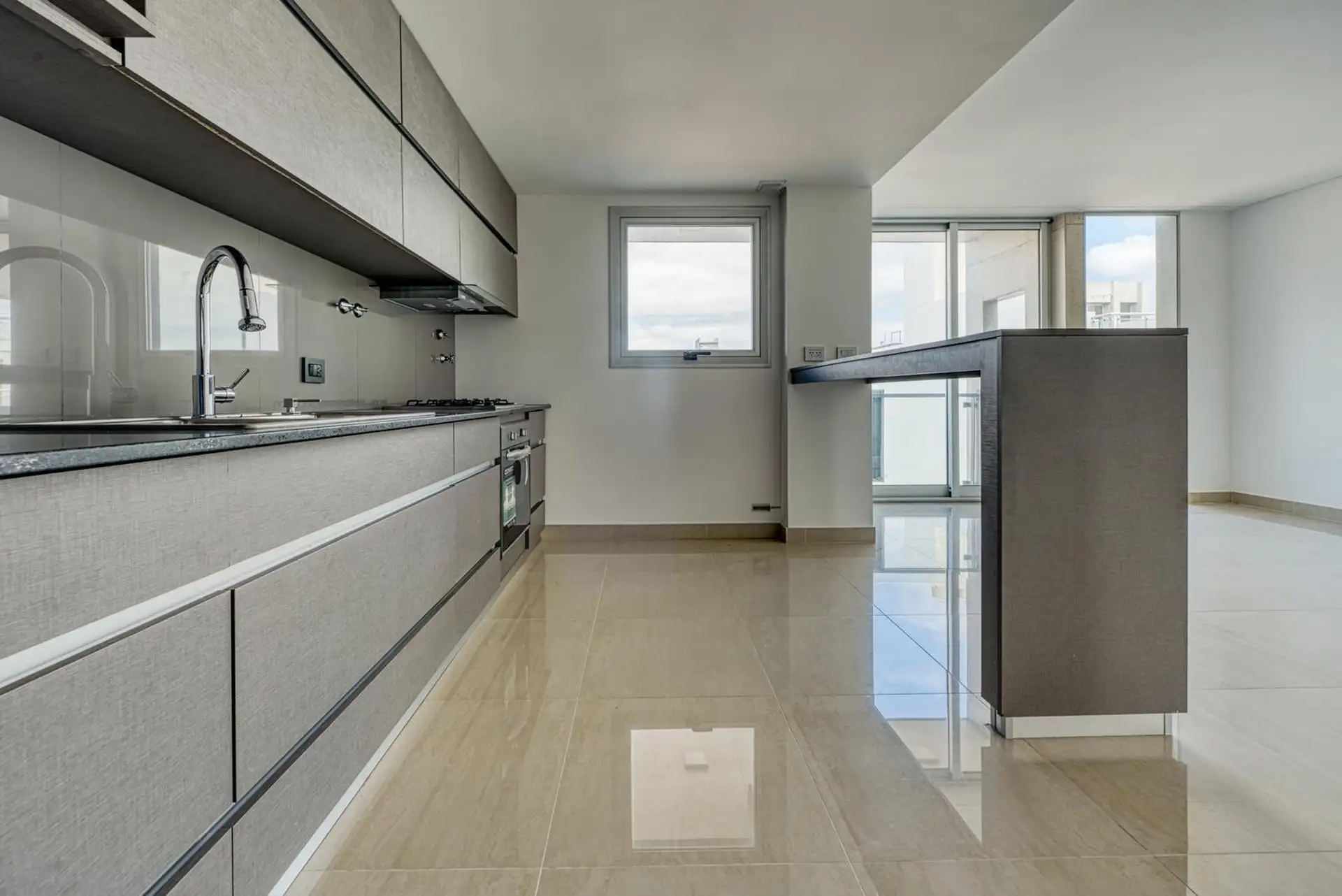 Depto 3 amb, 85m² a estrenar con cochera — Zona Guemes