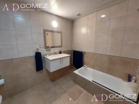 Casa en Alquiler con 1 cochera