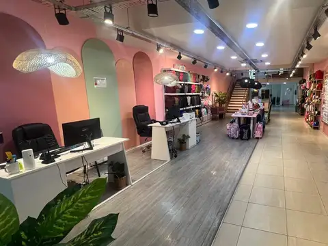 Excelente Local con Oficinas y Deposito sobre Av Corrientes 