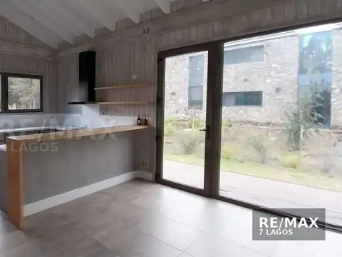 Casa en Alquiler con 3 cocheras